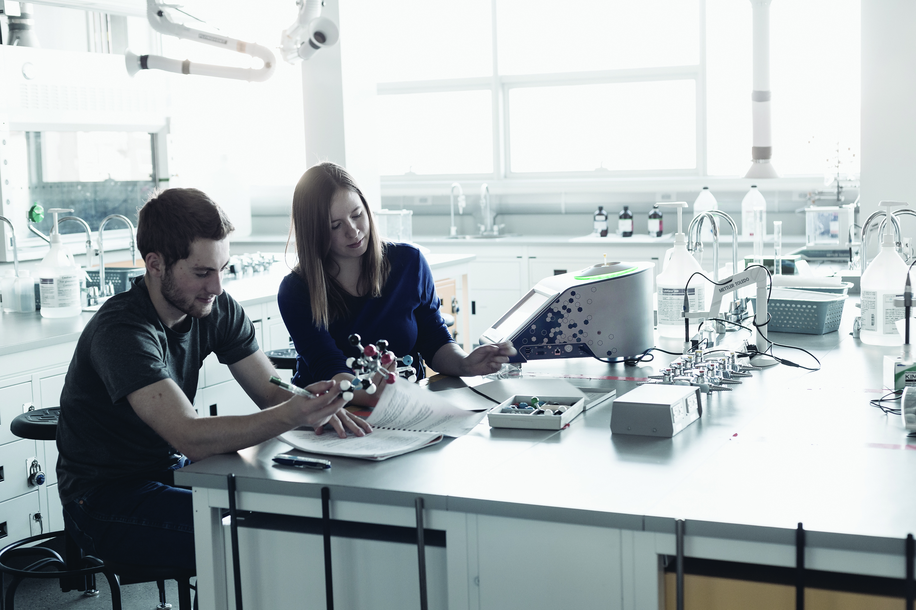 Nanalysis-60-MHz-benchtop-NMR-2-students-lab-in-action